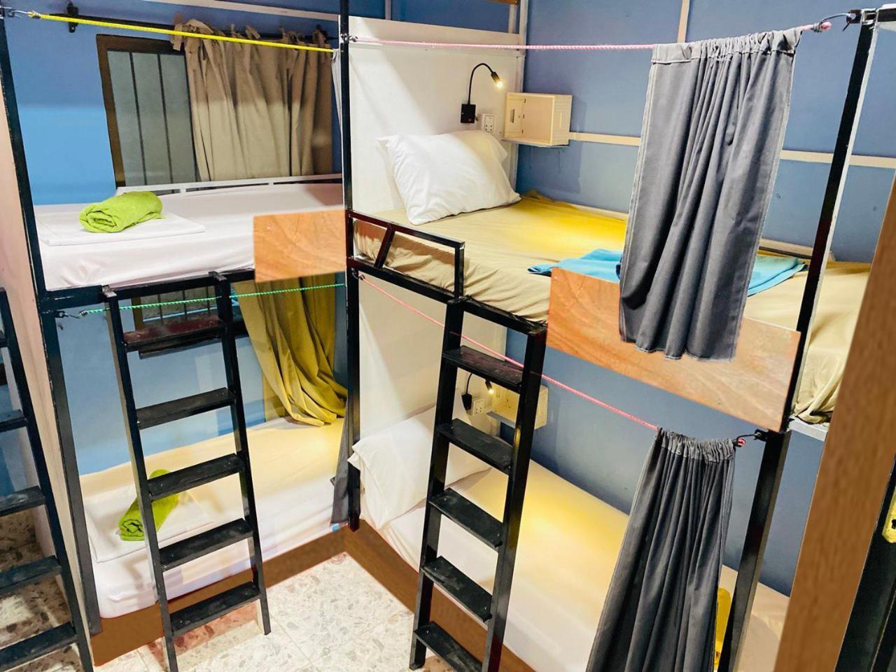 Social Backpacker Hostel & Rooftop Bar باتامبانغ المظهر الخارجي الصورة