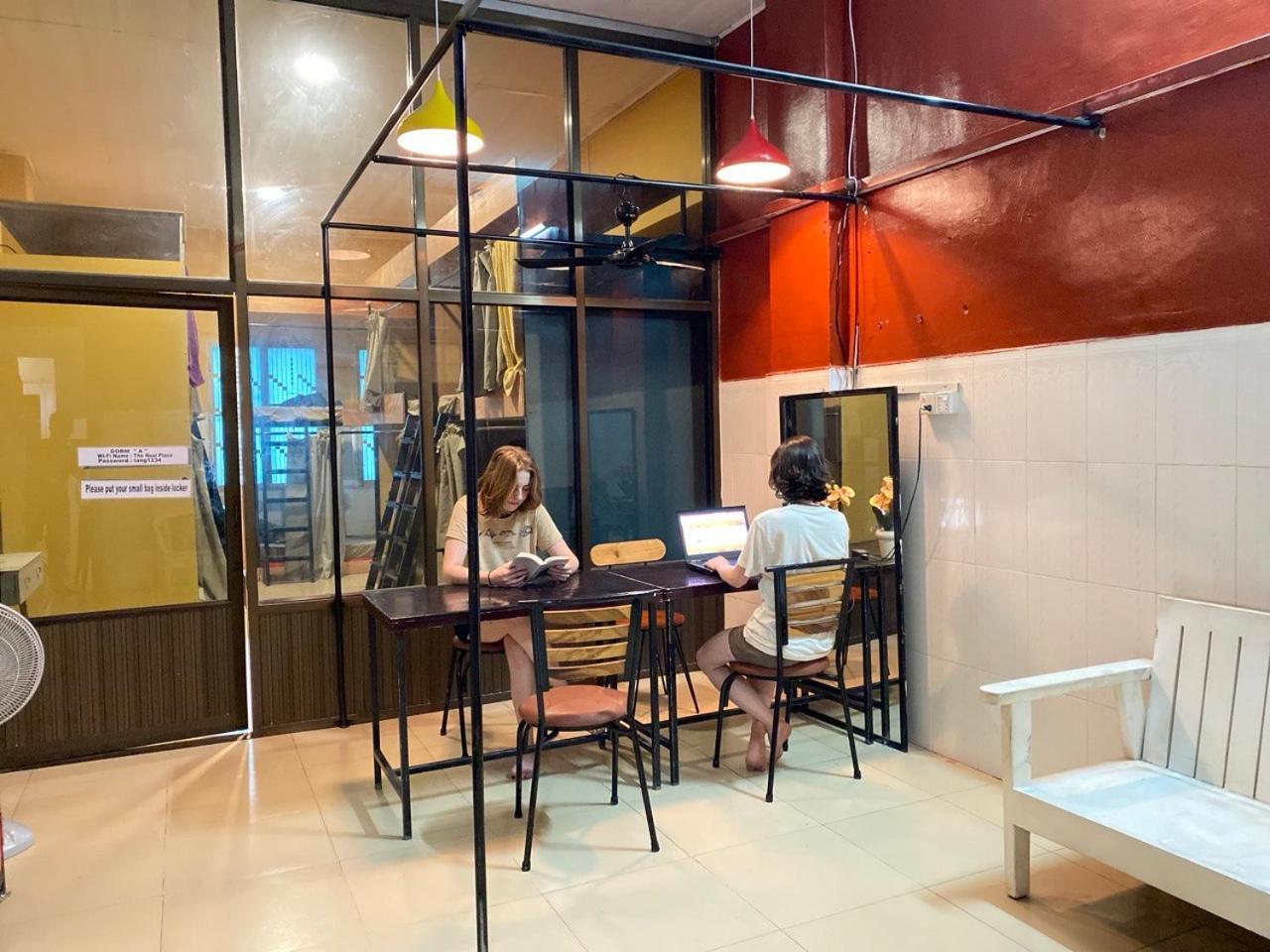 Social Backpacker Hostel & Rooftop Bar باتامبانغ المظهر الخارجي الصورة