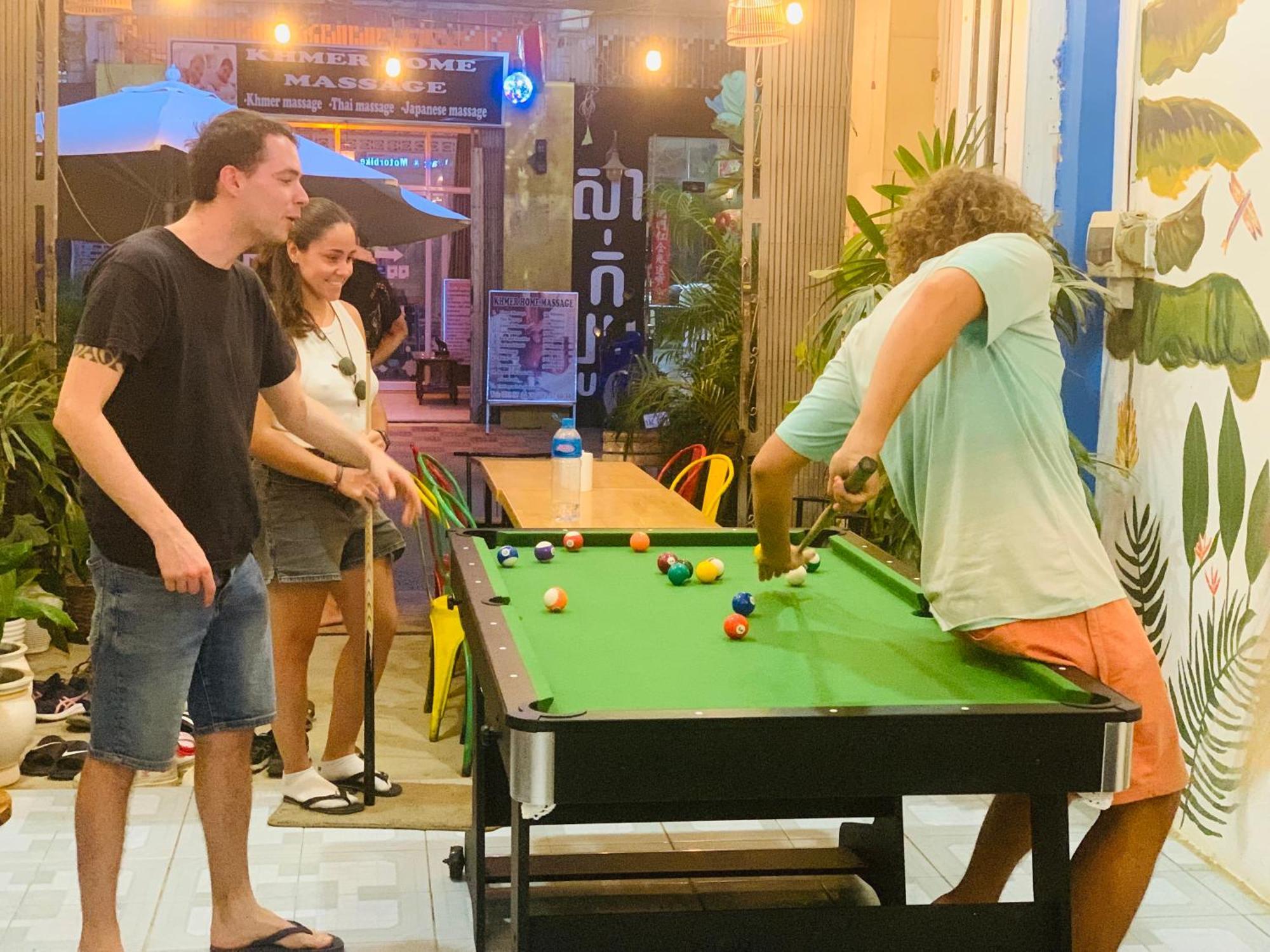 Social Backpacker Hostel & Rooftop Bar باتامبانغ المظهر الخارجي الصورة