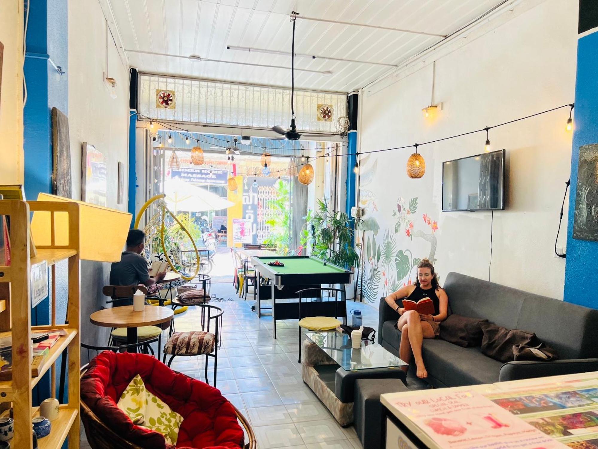 Social Backpacker Hostel & Rooftop Bar باتامبانغ المظهر الخارجي الصورة